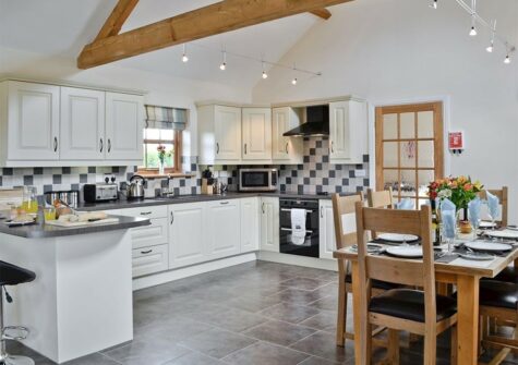 The kitchen & dining area at Llanlliwe Cottage, Henllan Amgoed