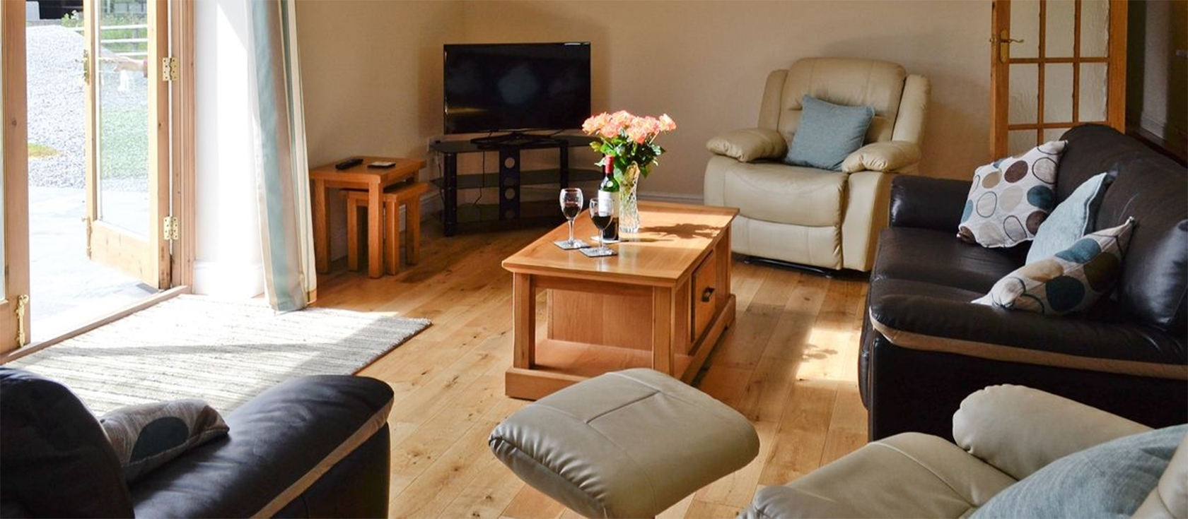 Llanlliwe Cottage, Henllan Amgoed is a four bedroom three bathroom barn conversion for eight near Narberth. The open plan living room has vaulted beamed ceiling, farmhouse kitchen & sitting area with French doors onto patio with rural views.