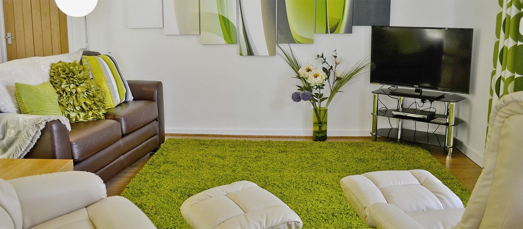 LLwynbedw, St Dogmaels is a romantic hideaway for two with a double bedroom & open-plan living featuring a zesty but tasteful colour scheme. Well located for riverside walks to Poppit Beach & the local pub in the evening. Parking & private garden deck.