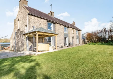 The hot tub & garden at Lower Nash Farmhouse, Lower Nash