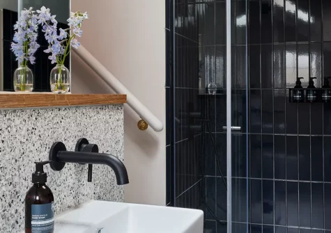 Bedroom #1 en-suite at Major House, Newport