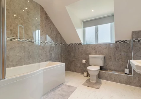 The bathroom at Maynor, Kilgetty