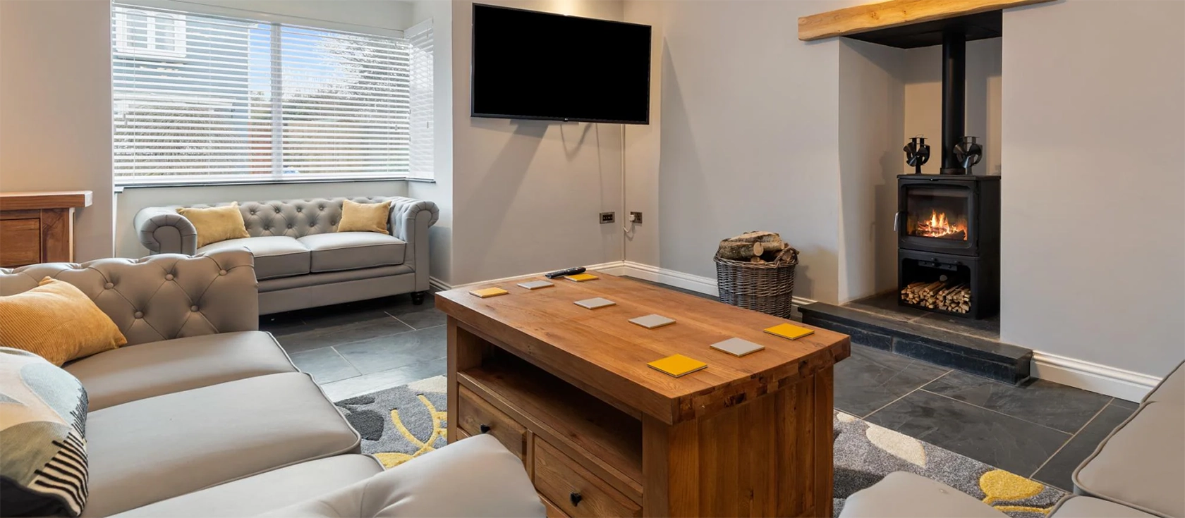 Maynor, Kilgetty is a spacious 5-bedroom cottage offering luxury and comfort, perfect for family getaways, with easy access to diverse beaches. Located a short drive from the village of Saundersfoot and Tenby, close to Pembrokeshire's attractions.