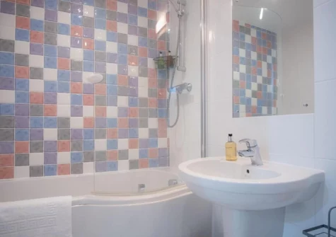 The bathroom at Minarvon, Saundersfoot