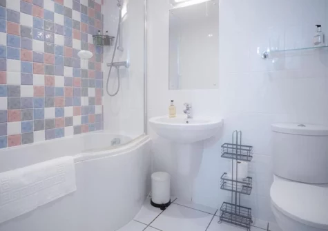 The bathroom at Minarvon, Saundersfoot