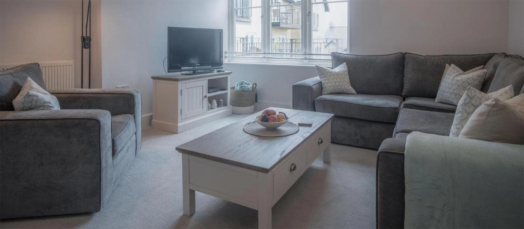 Minarvon, Saundersfoot is a cosy 2-bedroom apartment near Saundersfoot Harbour, perfect for family holidays with a relaxing living area. Located just a short walk from the heart of Saundersfoot with its picturesque harbour, shops, restaurants & bars.