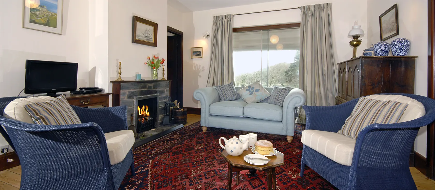 is a four bedroom bungalow for eight with stunning coastal views. Large garden with summer house / games room. Walk to pub & beach.