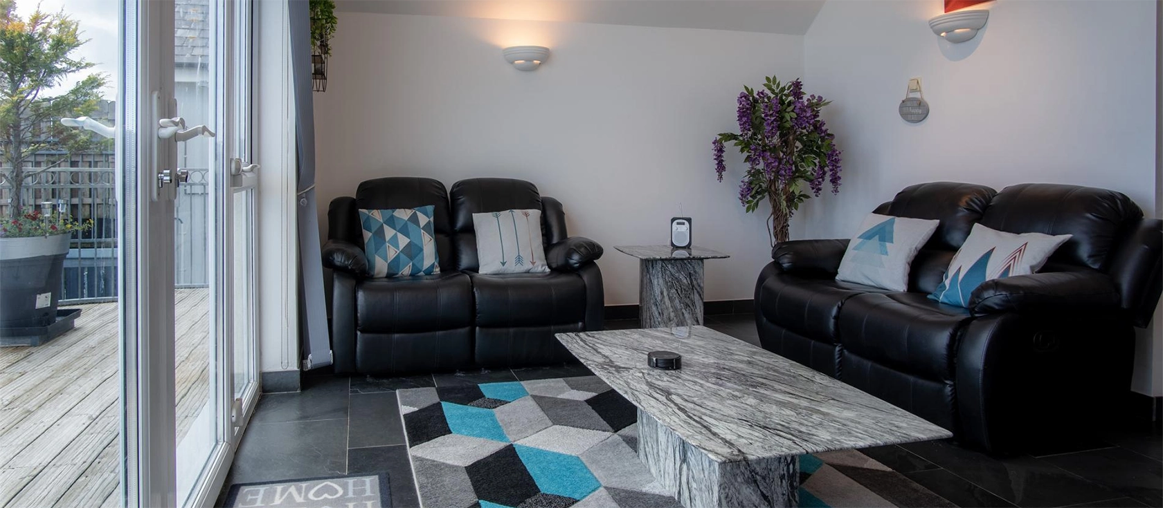 Nautilus, Pendine is a luxurious two-bedroom apartment with a spacious lounge. Sleeps up to 4 guests and is perfect for family vacations. It's situated at Pendine Manor with stunning views overlooking Pendine Sands with its seven-mile golden beach.