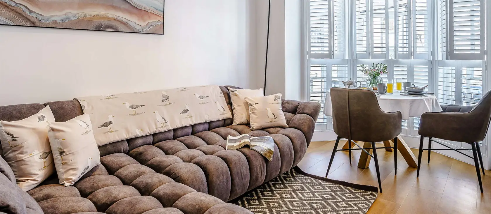 No Pennies, Tenby is a cosy one-bedroom apartment perfect for couples, just a short stroll to its iconic beaches or charming harbour. Delight in breathtaking walks along the Pembrokeshire coastal path and discover historic castles and scenic towns.