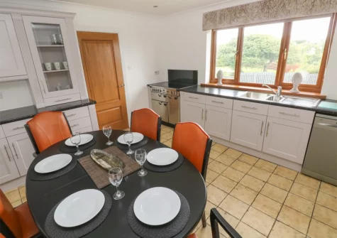 The kitchen & dining area at Oakland Cottage, Wisemans Bridge