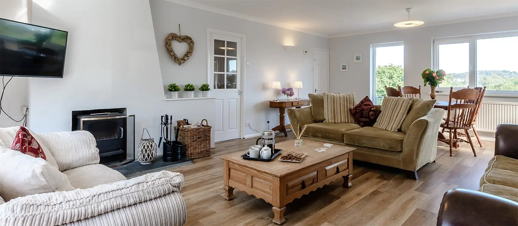 Pebble Hill View, Saundersfoot is a charming 4-bedroom cottage close to beaches and attractions, perfect for family holidays. Ideal for cycling with local trails, explore coastal paths with beautiful scenery and potential seal and dolphin sightings.