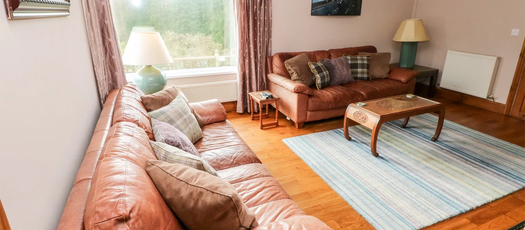Pen Y Daith, Stepaside is a charming 3-bedroom house in Pembrokeshire, ideal for families, featuring a conservatory, a sitting room, and a garden with a hot tub. Close to Saundersfoot village, with its selection of small shops, pubs, and eateries.