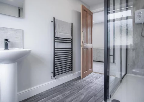 Bedroom #1 en-suite at Pendeilo Villa, Amroth