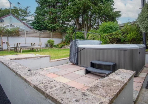 The garden & hot tub at Pendeilo Villa, Amroth
