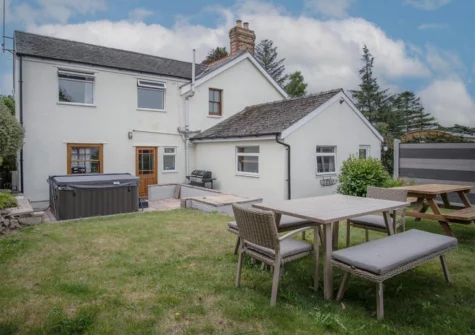 The garden & alfresco dining area at Pendeilo Villa, Amroth