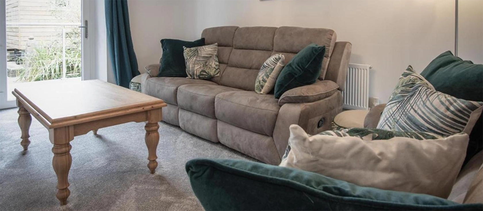 Pendeilo Villa, Amroth is a spacious 5-bedroom family retreat near Amroth Beach, offering a country kitchen, comfortable lounge, and a serene patio. This semi-rural detached property is a short drive from the harbour towns of Tenby and Saundersfoot.