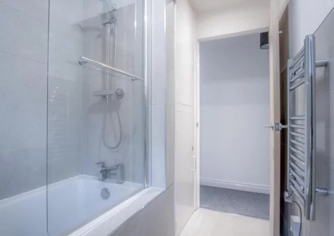 The bathroom at Pharmacy Court, Saundersfoot