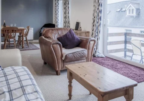 Pharmacy Court, Saundersfoot is a cosy 2-bedroom apartment with modern amenities, balcony views & close to the harbour. Boasting a lounge area with comfy sofas and a large flat-screen TV offering a full SKY package, it's ideal for a family vacation.