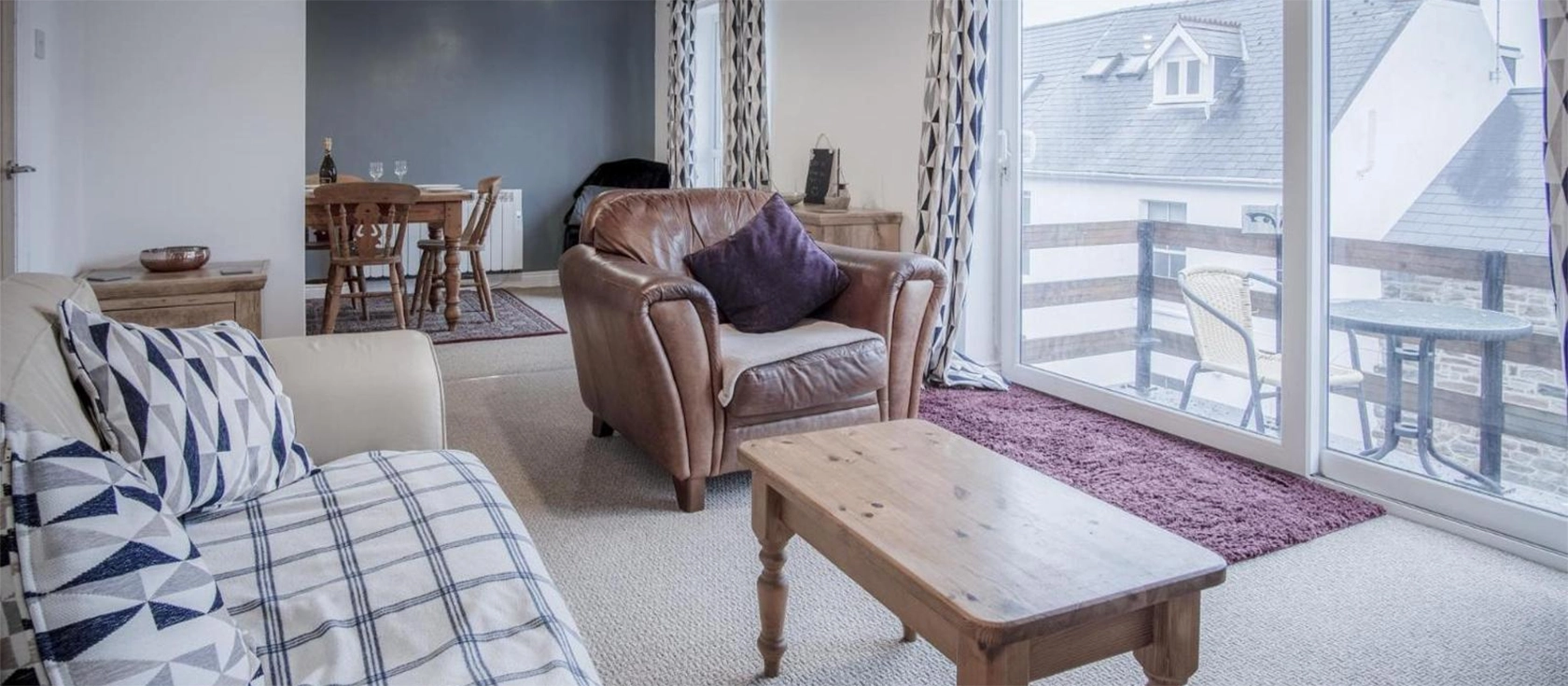Pharmacy Court, Saundersfoot is a cosy 2-bedroom apartment with modern amenities, balcony views & close to the harbour. Boasting a lounge area with comfy sofas and a large flat-screen TV offering a full SKY package, it's ideal for a family vacation.