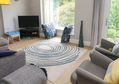 Pinewood, Saundersfoot is a charming 3-bedroom single-storey house in Pembrokeshire, perfect for families, with a cosy sitting room, and an enclosed garden. Nestled on the coast with lovely sea views, it's close to the village and local attractions.