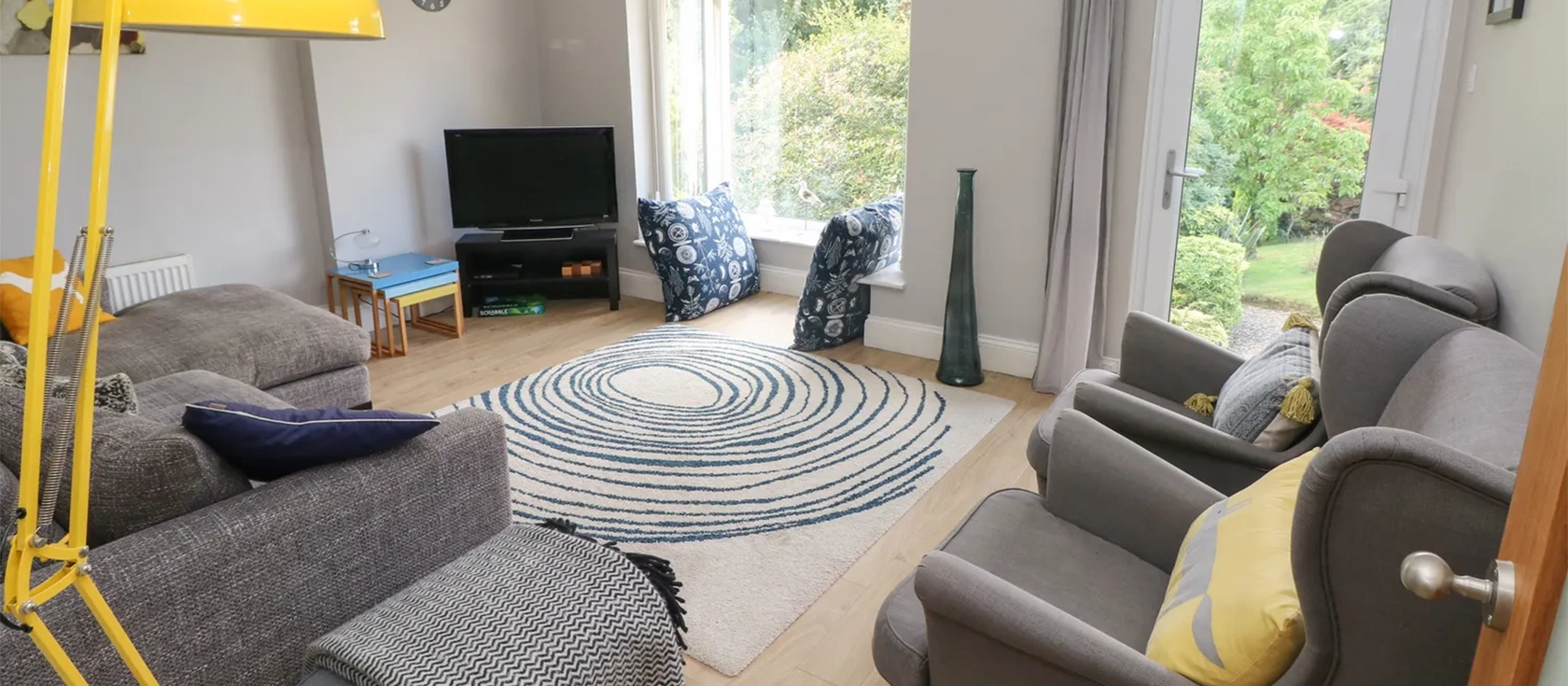 Pinewood, Saundersfoot is a charming 3-bedroom single-storey house in Pembrokeshire, perfect for families, with a cosy sitting room, and an enclosed garden. Nestled on the coast with lovely sea views, it's close to the village and local attractions.