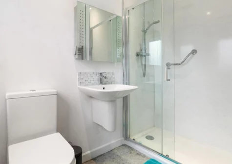 The ground floor bedroom #1 en-suite at Plas Gwyn, Saundersfoot