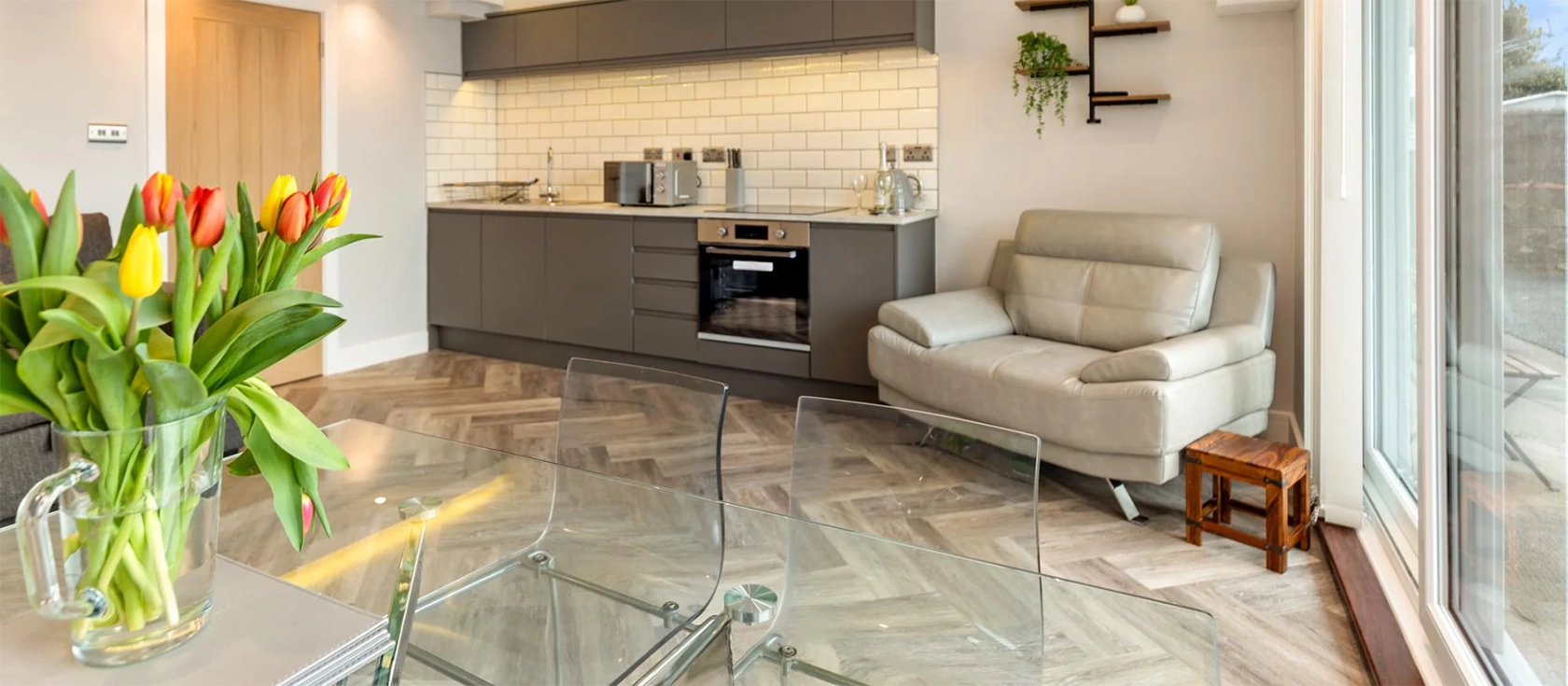 Pleasant View, Saundersfoot is a charming ground-floor apartment with direct beach access, stunning sea views, and parking. It comfortably sleeps four guests and offers a fully equipped kitchen, a private patio, and a cosy living area.