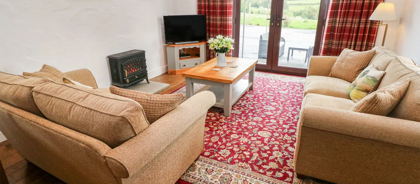 Potters Barn, Begelly is a beautiful cottage with a perfect blend of characterful original features and contemporary comforts. This pet-friendly property sleeps five in three ground-floor bedrooms and has a patio garden with lovely rural views.