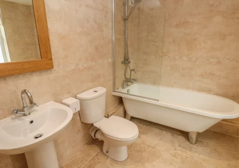The bathroom at Pottery Cottage, Begelly