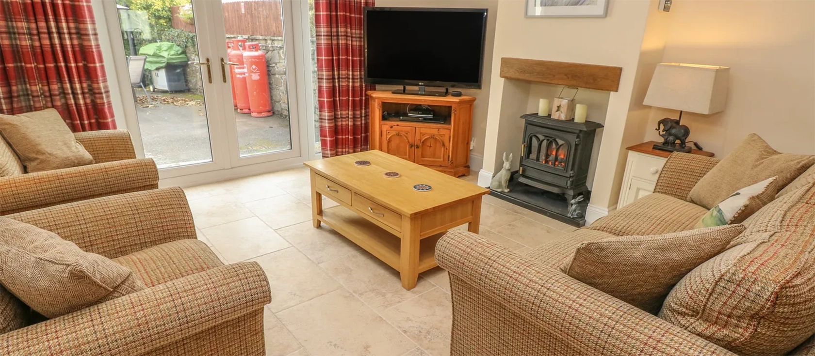 Pottery Cottage, Begelly is a lovely barn conversion in a peaceful spot close to many of Pembrokeshire's highlights. This light and airy holiday home features an open plan living area, a double bedroom and adjoining twin, a lawn, patio and parking.