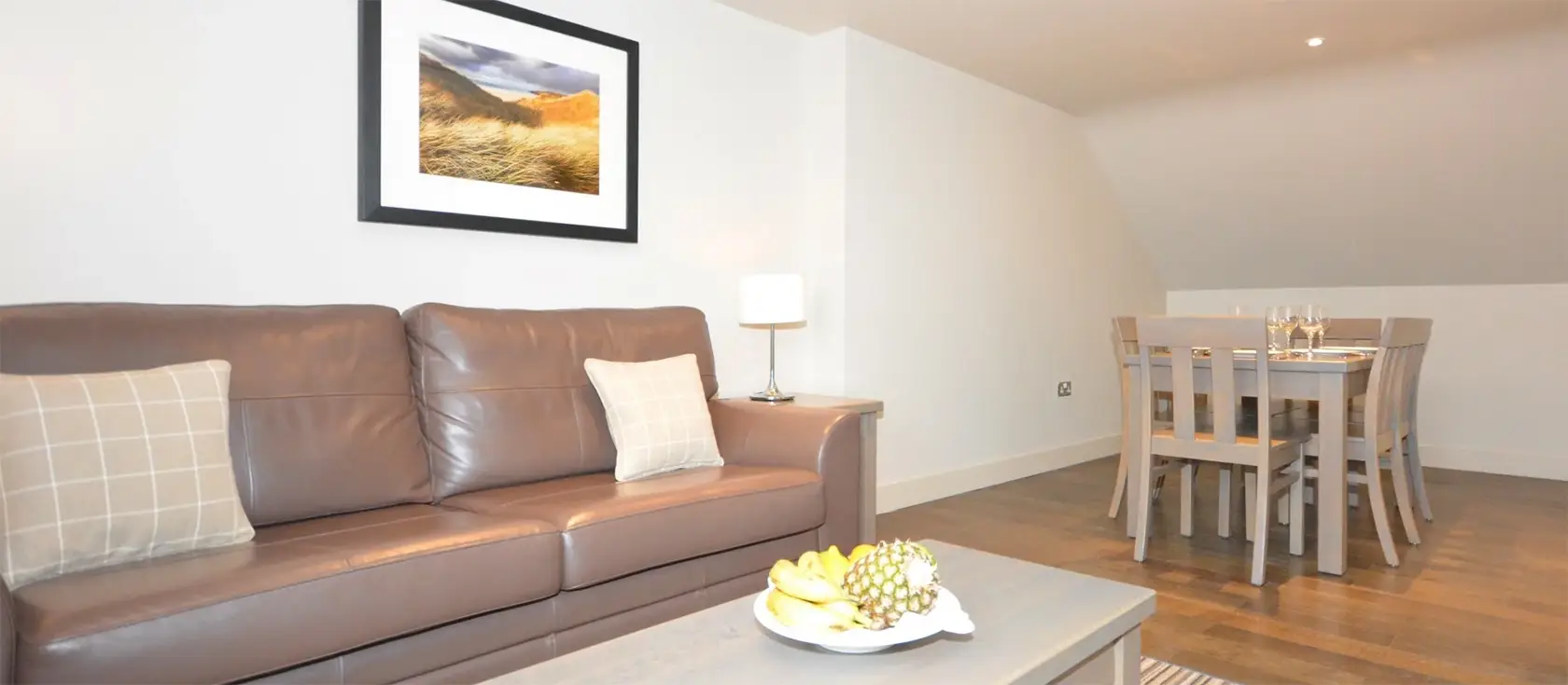 Puffin Penthouse, Saundersfoot is a charming 2-bedroom apartment perfect for families. Part of a converted former hotel, it's near the charming harbour and sandy beaches, offering easy access to the coastal path, shops, restaurants, and attractions.