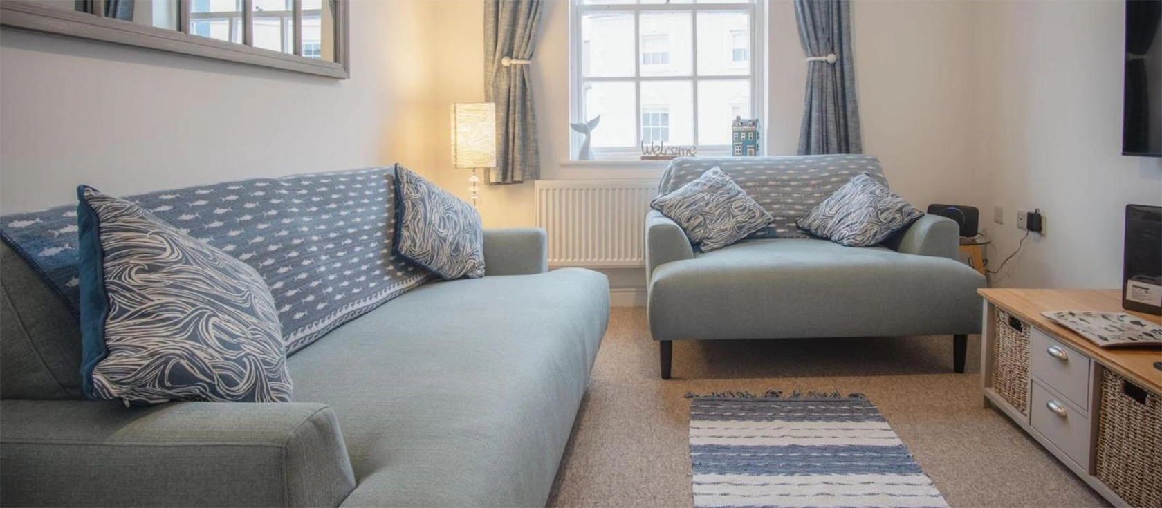 Ramsey Apartment, Tenby is a beautifully decorated two-bedroom duplex apartment located in the heart of Tenby town centre. It features a modern kitchen, a comfortable living area with a large flat-screen TV, and a sun terrace.