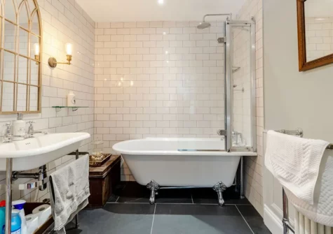 The bathroom at Rhodewood Lodge, Saundersfoot