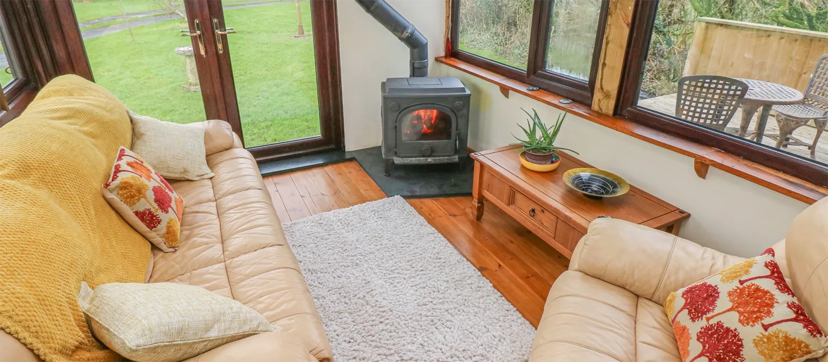 Sarngwm, Bethesda is a charming lodge nestled in the countryside, offering a tranquil setting for a relaxing holiday. With two bedrooms, an open-plan living, a cosy snug with a woodburning stove, & enclosed garden, it's the perfect home from home.