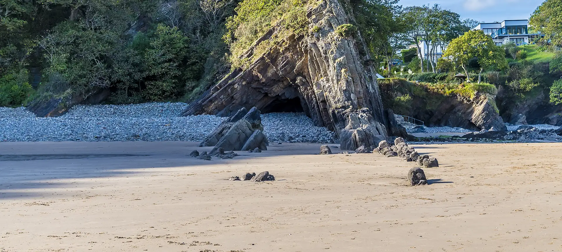 Glen Beach is backed by low cliffs and dense woodland, and the Pembrokeshire Coastal Path passes through the trees just behind the beach. At low tide the beach connects with Saundersfoot Beach, and there are rock pools to explore for wildlife. It's best to check tidal tables before a visit as the beach can become almost entirely submerged at high tide.