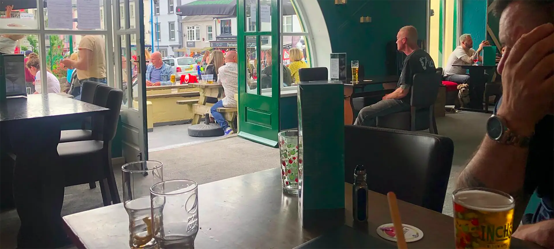 The Hean Castle Inn is a traditional pub providing a warm welcome to locals and visitors alike. It's outdoor courtyard seating area at the front of the pub overlooks the seafront, making it a popular place to sit on a sunny day where you can enjoy watching the world go by.