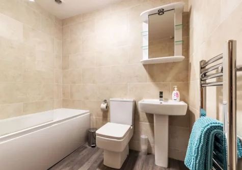 The bathroom at Sea Urchins Apartment, Sandtops, Saundersfoot