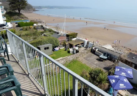 Relax on the balcony listening to the sound of the sea