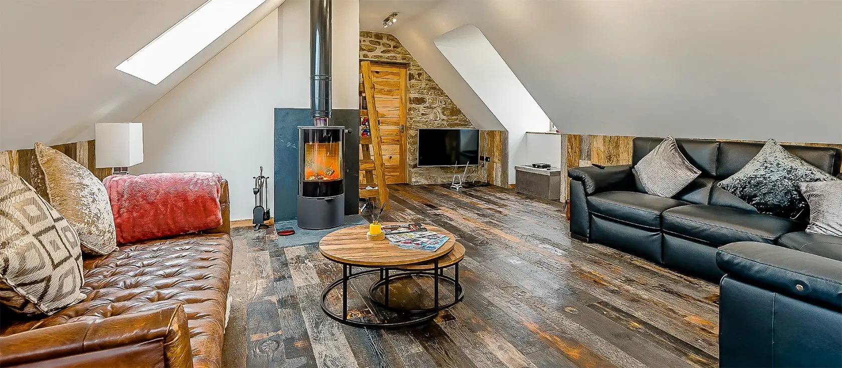 Seaesta Cottage, Broad Haven is a spacious 4-bedroom family-friendly cottage near the beach, offering the perfect blend of comfort and adventure. This unique home is close to pubs, shops, and local attractions, making it an ideal spot for families.