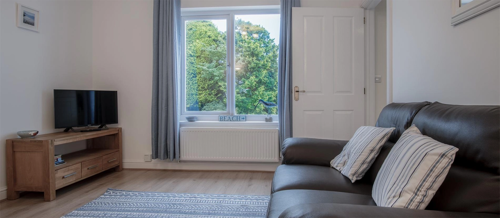 Shorelands, Manorbier is a cosy one-bedroom apartment near the castle and beach, perfect for couples seeking a romantic and tranquil stay. Nestled in the village of Manorbier, complete with a Norman Castle, surfing beach, cafe, shop, and pub.