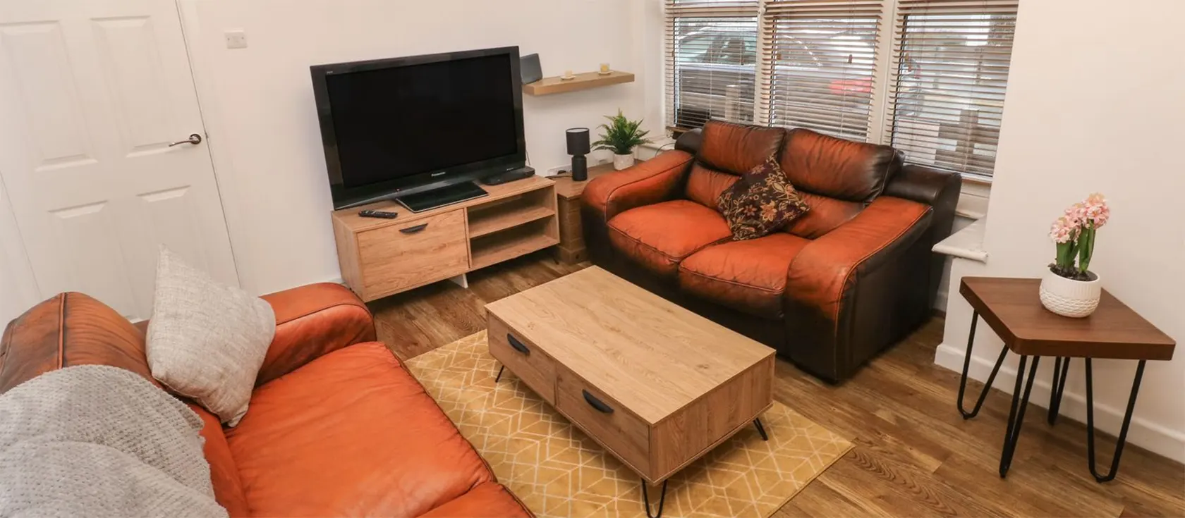 Smugglers Cottage, Saundersfoot is the ideal base for anyone wanting to enjoy a traditional seaside holiday. This two-bedroom property has comfortable bedrooms and a characterful open-plan living space leading through a feature archway to the kitchen