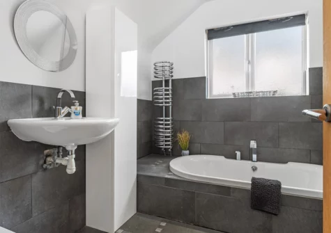 The bathroom at Soldeu, Saundersfoot