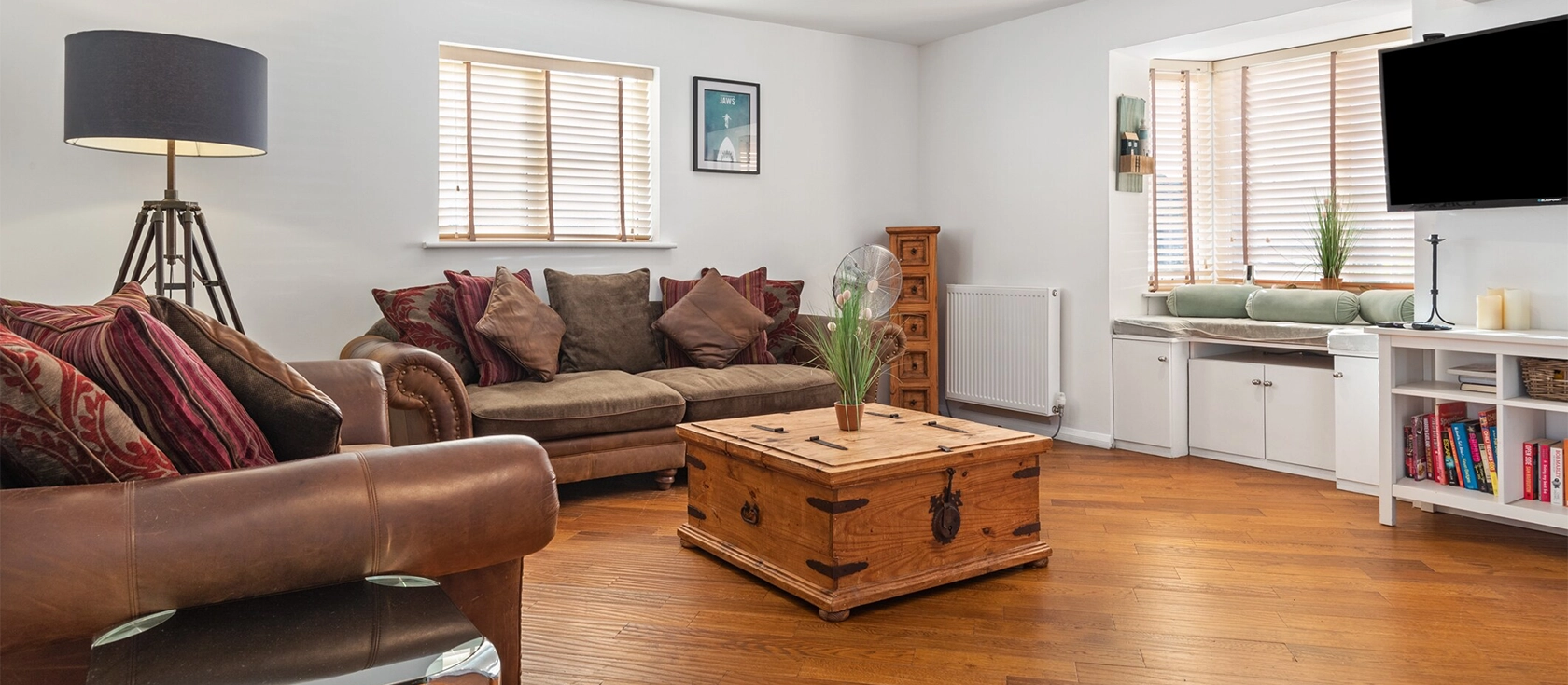 Soldeu, Saundersfoot is a fantastic three-bedroom cottage with a hot tub, games room, and sea glimpses. It offers a comfortable living area, a well-equipped kitchen, and is ideally located for exploring Saundersfoot and the surrounding area.