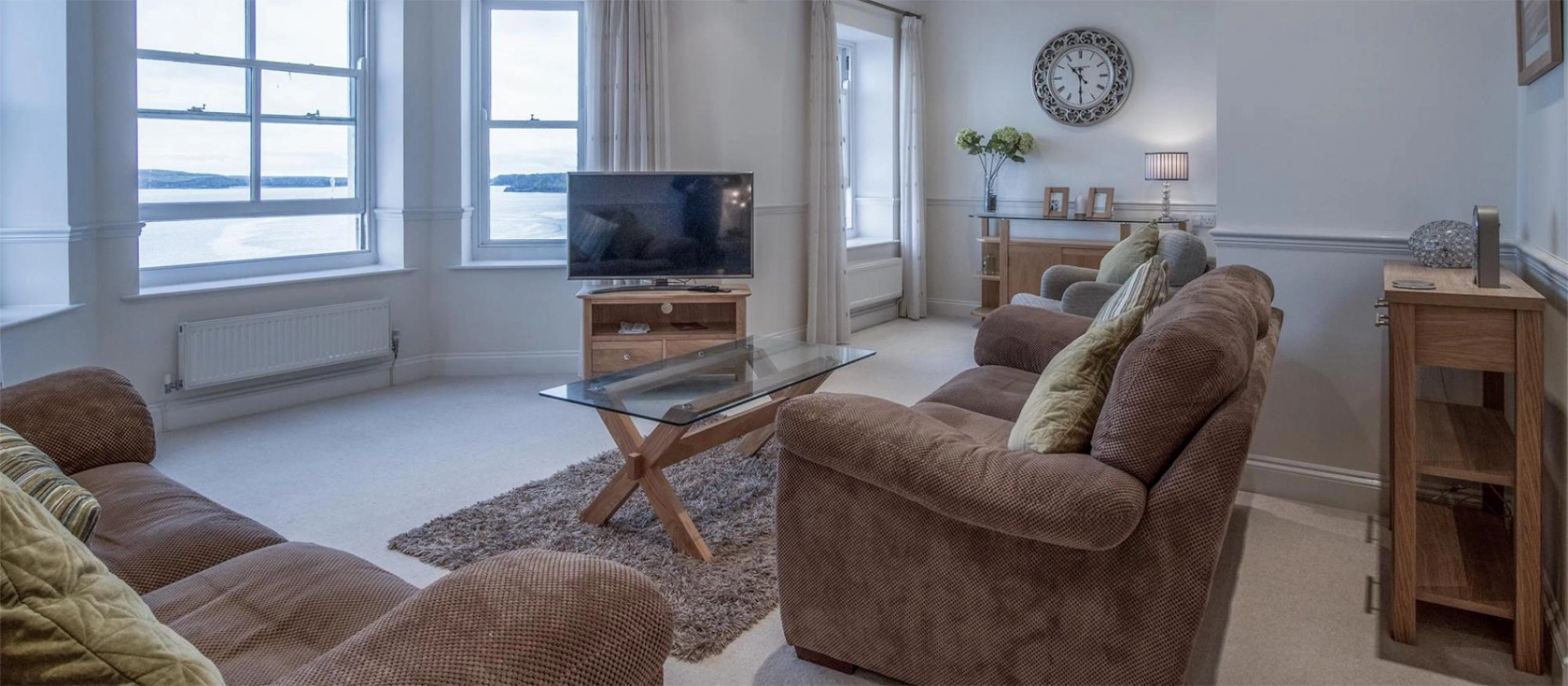 South Beach View, Tenby is a luxurious third-floor apartment with stunning views out to sea, comfortably sleeping four guests. It features a well-equipped kitchen, a spacious lounge two en-suite bedrooms and it's just 50 metres from the beach.
