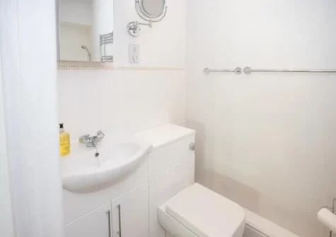 Bedroom #1 en-suite at Southsea House, Tenby