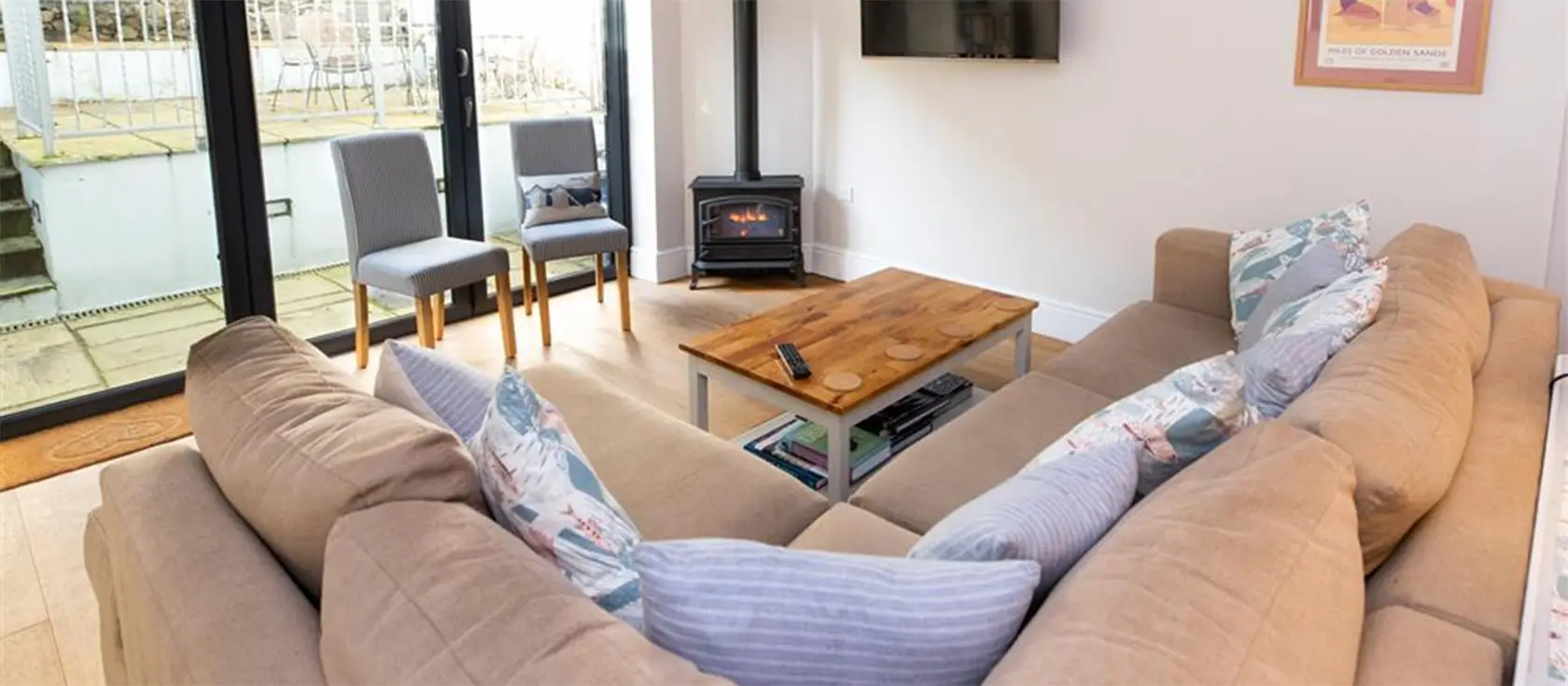 Southsea House, Tenby is a contemporary three-storey townhouse close to beaches, offering a modern interior, five bedrooms, a terrace with historic views, and easy access to local attractions. Close to Paragon Beach, it's ideal for group holidays.
