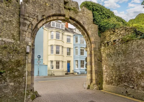 Spetchley House 2 overlooks Tenby's ancient town walls and a stone archway set into them