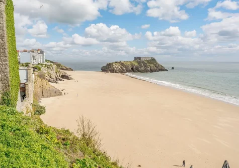 Tenby's North Beach is a long sandy beach set against a backdrop of cliffs on one side and Tenby town & the picturesque harbour on the other