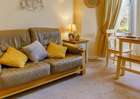 Spetchley House 2, Tenby is a ground-floor apartment with sea glimpses through ancient town walls. Just steps from South Beach, this cosy retreat offers a comfortable bedroom, contemporary bathroom & well-equipped kitchen. It's perfect for couples.