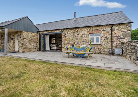 The garden, patio, barbecue & alfresco dining area at St Davids Bijou Retreat, Porthclais